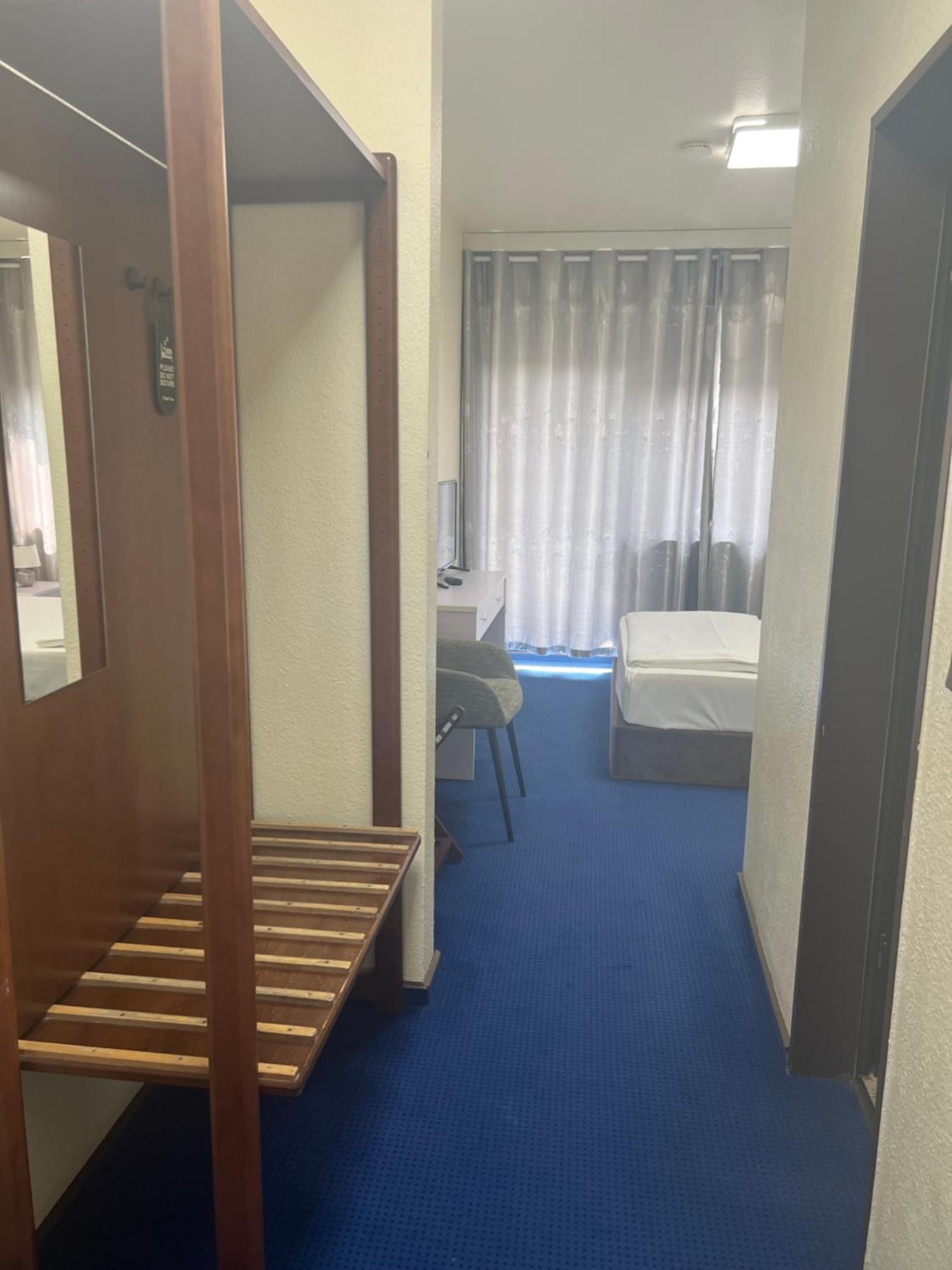Hotel Am Flughafen โคโลญ ภายนอก รูปภาพ